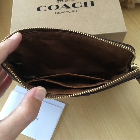 🌸Coach Signature Leather Wristlet NWT. - Picture 2 of 5